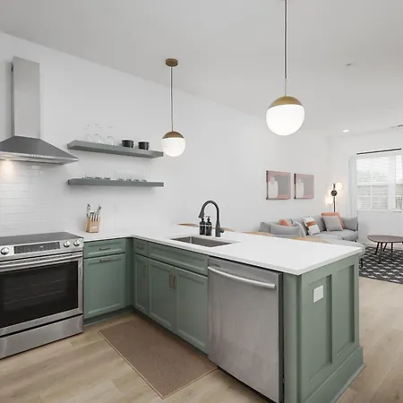 Chic And Cozy Designer Condo 3 Miles To Downtown